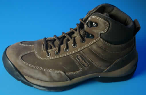Freizeitstiefel, lt. Antrag: Herrenschuh; Gr. 41, siehe Foto,
- mit Laufsohlen aus Kunststoff (lt. Antrag),
- mit Oberteil aus Leder (den größten Teil der Außenfläche bildend) und Spinnstoff,
- mit Verstärkungsteilen aus Leder und Verzierungen aus Kunststoff,
- mit Schnürsenkelverschluss (7 Ösenpaare, davon 2 mit aufgenieteten
  Rundösen aus Metall),
- ohne Metallschutz in der Vorderkappe,
- den Knöchel, jedoch nicht die Wade bedeckend (seitliche Schafthöhe: ca. 12 cm),
- mit einer Länge der Innensohle von mehr als 24 cm,
- nicht als Männer- oder Frauenschuhe erkennbar,
- nicht für Sportzwecke geeignet (dicke, verwindungssteife Laufsohle, Metallösen, 
  robuste Beschaffenheit).