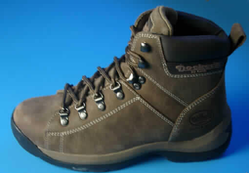 Freizeitstiefel, lt. Antrag: Herrenschuh; Gr. 41, siehe Foto,
- mit Laufsohlen aus Kunststoff (lt. Antrag),
- mit Oberteil aus Leder,
- mit Verzierungen aus Kunststoff,
- mit Schnürsenkelverschluss (7 Ösenpaare, davon 3 mit aufgenieteten
  Hakenösen aus Metall),
- ohne Metallschutz in der Vorderkappe,
- den Knöchel, jedoch nicht die Wade bedeckend (seitliche Schafthöhe: ca. 14 cm),
- mit einer Länge der Innensohle von mehr als 24 cm,
- nicht als Männer- oder Frauenschuhe erkennbar,
- nicht für Sportzwecke geeignet (dicke, verwindungssteife Laufsohle, Metallösen, 
  robuste Beschaffenheit).