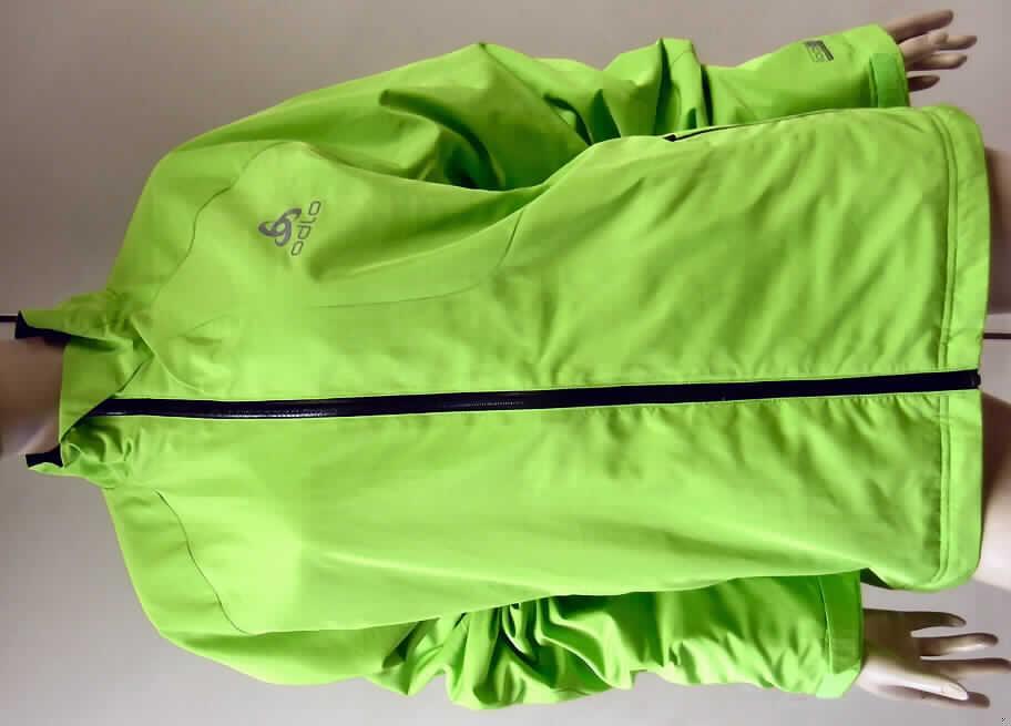 Blouson für Männer, sog. Jacket POWER (Artikel 611222), Größe L, siehe Foto,
- aus 0,3 mm dicken, einfarbigen Geweben aus laut Antrag 100% synthetischen
  Chemiefasern,
- über den Schritt reichend (Rückenlänge: 63 cm), vorne etwa 6 cm kürzer gearbeitet,
- mit einem Stehkragen,
- vorn mit einer durchgehenden Öffnung mit Reißverschluss, am Kragenrand mit einer kurzen
  Überlappung von links auf rechts (Männerkleidung),
- mit langen Ärmeln, die über den unteren Rand des Kleidungsstücks hinausreichen; mit
  Klettverschlussriegeln und mit eingesetzten Bündchen aus Gewirken,
- vorne mit zwei eingesetzten Taschen unterhalb der Taille,
- am unteren Rand durch einen elastischen Tunnelzug verengt.