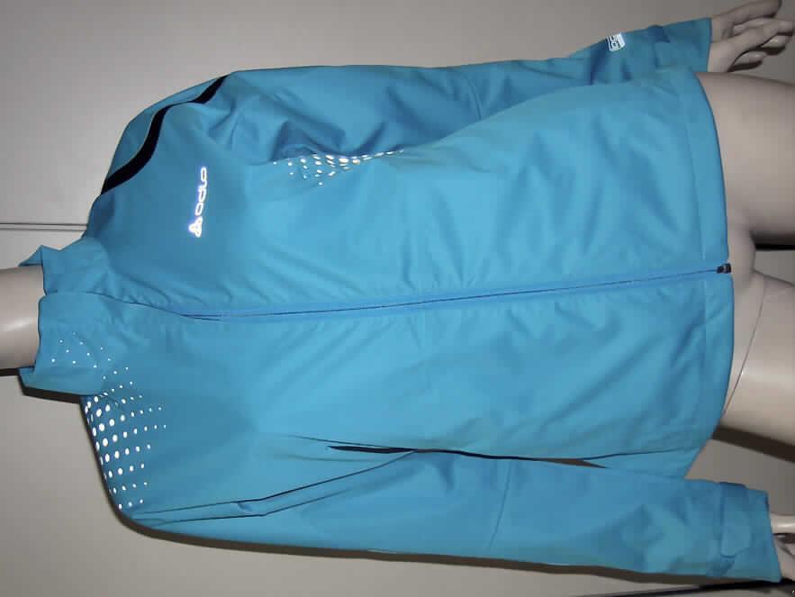 Blouson für Frauen, sog. Jacket QUANTUM RUN (Artikel 360081), Größe S, siehe Foto,
- überwiegend (und damit chararkterbestimmend) aus einem 0,6 mm dicken, dreilagigen
  Flächenerzeugnis mit einer Außen- und Innenlage aus Gewirken und einer Zwischenlage
  aus Kunststofffolie (kein Zellkunststoff), die im Querschnitt nicht mit bloßem Auge 
  wahrnehmbar ist (nicht aus Meterware der Position 5903 und damit keine Kleidung der 
  Position 6113) sowie mit Einsätzen aus 0,8 mm dicken, einfarbigen Geweben (großflächig
  im Rückenteil und kleine Einsätze auf der Oberseite der Ärmel); alle Spinnstoffe laut Antrag
  aus synthetischen Chemiefasern,
- über die Taille reichend (Rückenlänge: 64 cm), vorne etwa 4,5 cm kürzer gearbeitet,
- mit einem Stehkragen,
- vorn mit einer durchgehenden Öffnung mit Reißverschluss, am Kragenrand mit einer
  Überlappung von rechts über links (Frauenkleidung), 
- mit langen Ärmeln, die über den unteren Rand des Kleidungsstücks hinausreichen; mit
  Klettverschlussriegeln an den Abschlüssen,
- vorne mit zwei eingesetzten Taschen unterhalb der Taille,
- am unteren Rand durch einen elastischen Tunnelzug verengt.