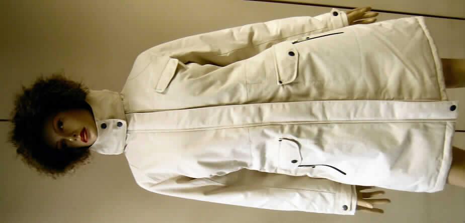 Mantel aus Geweben der Position 5903, für Frauen, sog. Parka EDMONTON (Art. 521891),
Größe S, siehe Foto,
- aus 0,5 mm dicken (leichten), einfarbigen, einseitig (Innenseite) mit einer Kunststofffolie
  (kein Zellkunststoff) überzogenen Geweben der Positon 5903, 
- über den halben Oberschenkel reichend (Rückenlänge: 98 cm), kennzeichnet sich 
  aufgrund der Länge und der Ausstattung als Mantel, 
- wattiert gefüttert,
- mit abtrennbarer Kapuze und Druckknopfpatte; mit einem Besatz aus Wirkpelz,
- vorne mit einer durchgehenden Öffnung mit Reißverschluss mit Druckknopfpatte von rechts
  über links (Frauenkleidung),
- mit langen Ärmeln, an den Ärmelenden mit Druckknopfriegeln,
- vorne links mit einer eingesetzten Brusttaschen und mit vier eingesetzten Taschen
  unterhalb der Taille,
- am unteren Rand gesäumt.