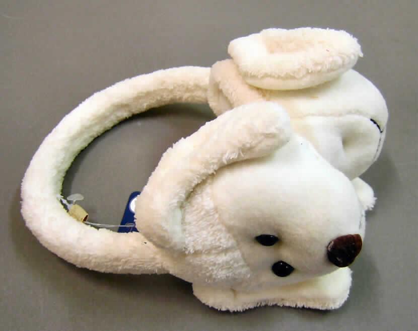 Bekleidungszubehör (Ohrenwärmer/ -schützer), sog. Ohrwärmer (Art. 49961), 
Größe 0 (Einheitsgröße), siehe Foto,
- bestehend aus zwei ovalen Ohrmuscheln aus Kunststoff, die durch einen über dem Kopf zu
  tragenden Reif aus Kunststoff miteinander verbunden und verstellbar sind,
- vollständig mit einfarbigen, unterschiedlich strukturierten Gewirken (Plüschgewirke und
  geraute Gewirke) aus laut Antrag 100% Polyester (synthetische Chemiefasern) umhüllt;
  Gewirke weder gummielastisch noch kautschutiert,
- mit Zuschnitten aus Schaum- und Wattierungsstoff gepolstert,
- durch Zusammennähen konfektioniert,
- die Ohrmuscheln sind auf der Außenseite in der Art stilisierter Tierköpfe gestaltet,
- im Hinblick auf den Gesamteindruck und die Verwendung (Kälteschutz) sind die Gewirke
  charakterbestimmend,
- kann aufgrund der neutralen Form und der Verstellmöglichkeit sowohl von Kleinkindern als
  auch von größeren Kindern getragen werden (somit keine Ware der Position 6111),
- kennzeichnet sich nach Beschaffenheit und Verwendungszweck als individuelles, 
  selbständiges Einzelstück, das die Bekleidung ergänzt und nicht vom Warenkreis der 
  Unterpositionen 6117 1000 erfasst wird.