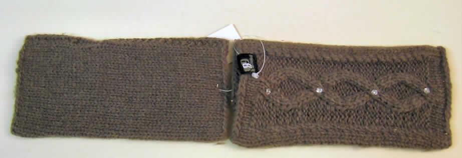 Bekleidungszubehör, sog. Stulpen (Art. 24985), in Einheitsgröße, siehe Foto,
- aus bis zu 5,5 mm dicken, unterschiedlich strukturierten, einfarbigen, Gestricken aus laut
  Antrag 100% Wolle; weder gummielastisch noch kautschutiert,
- schlauchförmig, durch Zusammennähen, u. a. an der Längesseite, konfektioniert,
- flachliegend in den Abmessungen von etwa 19 cm x 9,5 cm, 
- mit Daumenloch; ohne ausgearbeiteten Daumen und ohne Finger (somit kein Handschuh 
  der Position 6116); bedeckt die halbe Hand (bis zu den Fingeransätzen, jedoch nicht die
  Finger) und das Handgelenk,
- auf der Oberseite mit aufgenähten Strasssteinen verziert,
- an den Rändern abgepasst gewirkt,
- kennzeichnet sich nach Beschaffenheit und Verwendungszweck als individuelles, 
  selbständiges Einzelstück, das die Bekleidung ergänzt und nicht vom Warenkreis der 
  Unterpositionen 6117 1000 erfasst wird.