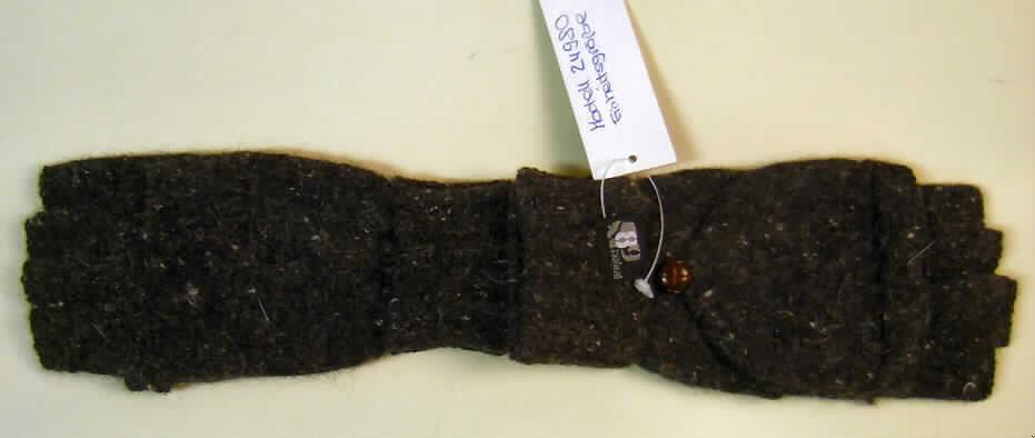 Handschuhe (Art. 24980), in Einheitsgröße, siehe Foto,
- als Halbfingerhandschuhe mit umklappbarer "Kappe" gearbeitet,
- aus bis 3,0 dicken, unterschiedlich strukturierten, melierten Gewirken aus laut Antrag 
  70% Wolle, 20% feinen Tierhaaren und 10% Polyamid (synthetische Chemiefasern),
- mit einer auf dem Handrücken aufgenähten "Kappe", die mit einem Knopf am Handrücken
  befestigt ist und über die Finger gestülpt werden kann,
- mit einer Breite von ca. 9 cm und einer Länge von ca. 20 cm; mit umgeschlagener Stulpe,
- aufgrund der Abmessungen stellt sich die Ware nicht als Bekleidungszubehör für
  Kleinkinder (Position 6111) dar.