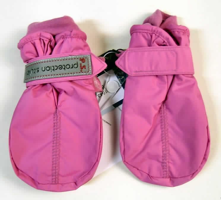 Handschuh, sog. Fäustel (Art. 24828), Größe 1, siehe Foto,
- als Fausthandschuh gearbeitet,
- aus 0,2 mm dicken, einfarbigen, einseitig (Innenseite) mit einer Kunststofffolie (kein
  Zellkunststoff) überzogenen Geweben der Position 5903,
- gefüttert; mit einem Klettverschlussriegel auf dem Handrücken,
- mit einer Breite von ca. 8,5 cm und einer Länge von ca. 14 cm,
- am Handgelenk mit einem gerippten Bund aus Gewirken,
- aufgrund der Abmessungen stellt sich die Ware nicht als Bekleidungszubehör für
  Kleinkinder (Position 6209) dar.