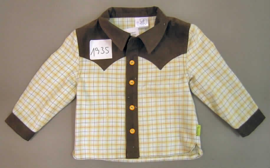 Hemd für Knaben, sog. Kinderhemd (Art. 76924), Größe 92, siehe Foto, 
- aus 0,8 mm dicken, buntgewebten, auf der Außenseite gerauten Geweben; mit Einsätzen
  (Schulterbereich, Kragen, Öffnung und Ärmelabschlüsse) aus 0,7 mm dicken, einfarbigen
  Rippenschusssamtgeweben; alle Spinnstoffe aus laut Antrag 100% Baumwolle,
- über die Taille reichend (Rückenlänge: 37 cm),
- mit einem Umlegekragen,
- vorne mit einer durchgehenden Öffnung mit Knopfverschluss von links über rechts
  (Knabenkleidung),
- mit langen Ärmeln mit Knopfverschluss,
- am unteren Rand gesäumt.