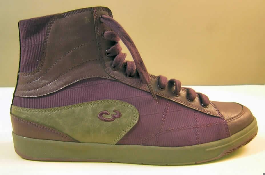 Stiefel (lt. Antrag: "Artikel GR 2184-4D", siehe Foto)
- mit Laufsohlen aus (lt. Antrag) Kautschuk,
- mit Oberteil (geschlossenes Blatt) aus Kunststoff (Spinnstoff mit einer mit dem bloßen 
  Auge wahrnehmbaren Außenschicht aus Kunststoff; den größten Teil der Außenfläche 
  bildend) und Leder,
- mit Verstärkungsteilen (Hinterriemen) aus Kunststoff,
- mit Schnürsenkelverschluss,
- nicht mit Dornen, Krampen, Klammern, Stollen oder ähnlichen Vorrichtungen versehen 
  oder für deren Anbringung hergerichtet (keine Sportschuhe),
- den Knöchel bedeckend,
- ohne Metallschutz in der Vorderkappe