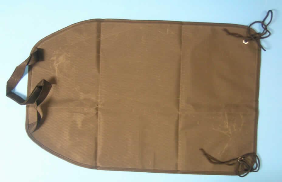 Andere konfektionierte Spinnstoffware, sog. Rückenlehnen-Schutz Universal, siehe beigefügtes
Foto,
- in den Abmessungen: ca. 60 cm lang und 39 cm breit, 
- aus 0,3 mm dicken, einfarbigen, auf der Innenseite mit einer geprägten Kunststofffolie
  (kein Zellkunststoff) überzogenen Geweben der Position 5903 aus lt. Antrag 100 % Polyester
  (synthetische Chemiefasern),
- wird mit einem Klettband und mit zwei Schnüren an der Rückseite eines Autositzes befestigt,
- durch Nähen konfektioniert; nicht handgearbeitet,
- wegen der neutralen Formgebung, die nicht maßgenau auf bestimmte Fahrzeugtypen abgestellt ist,
  handelt es sich weder um erkennbares Zubehör für Kraftfahrzeuge noch um ein Teil für Autositze
  (somit weder eine Ware der Position 8708 noch eine Ware der Position 9401).