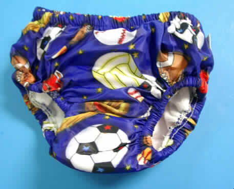 Kleidung für Kleinkinder, sog. Trainingshose, Art. IP 664, für Kleinkinder bis 18 Monate, s.Abb.;
- charakterbestimmend aus 0,1 mm dicken, bedruckten Geweben aus lt. Etikett
  100% Polyester (synth. Chemiefasern),
- als kurze Hose gearbeitet,
- in der Taille abschließend, mit elastischem Bund,
- ohne Öffnung und ohne Verschluss,
- mit einem fest eingenähten Futter aus einfarbigen Schlingengewirken aus 
  65% Baumwolle und 35% Chemiefasern, mit einer Schlingenoberfläche aus Baumwolle;
  zusätzlich im Schritt gepolstert,
- mit enganliegenden, elastischen Abschlüssen an den Beinausschnitten.
