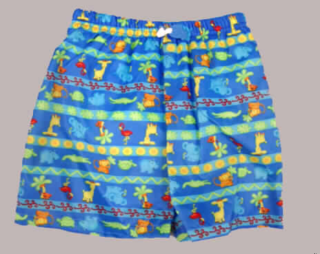 Kleidung für Kleinkinder, sog. Boxershorts mit Windeleinsatz, Art. IP 217, für Kleinkinder 
bis 18 Monate, s. Abb.;
- charakterbestimmend aus 0,1 mm dicken, bedruckten Geweben aus (lt. Etikett) 
  100% Polyester  (synth. Chemiefasern),
- in der Taille abschließend, mit elastischem Bund und Zugkordel,
- mit kurzen Hosenbeinen, an den Beinabschlüssen gesäumt,
- mit einem eingesetzten Höschen (sog. Windeleinsatz) aus einfarbigen Schlingengewirken,
  die einseitig mit einer Lage  Kunststoff versehen sind,  aus lt. Etikett 100 % Polyester 
  (Meterware: Pos. 6001); kennzeichnet sich aufgrund der Materialbeschaffenheit und
  Ausstattung als Badeshorts für Kleinkinder.