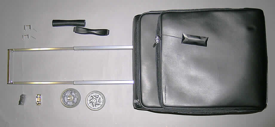 Unvollständiger und unfertiger Reisekoffer, sog. "Trolley", siehe Foto,
- mit einer Außenseite aus Leder,
- Rückseite, Boden und Seitenteile mit eingearbeiteten versteifenden Elementen versehen,
- mit den Abmessungen 51 x 36 x 23 cm,
- mit einem ausziehbaren Griffsystem aus Aluminium,
- mit zwei Standfüßen,
- mit Tragevorrichtung,
- Hauptfach mit einem an drei Seiten umlaufenden Reißverschluss an der Vorderseite zu
  öffnen,
- ohne Inneneinteilung,
- die vorliegende Ware weist die wesentlichen Beschaffenheitsmerkmale eines vollständigen
  und fertigen Reisekoffers auf,
- augenschenlich nicht handgearbeitet.