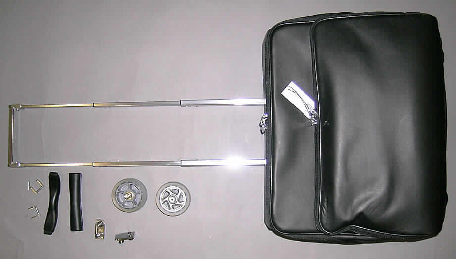 Unvollständiger und unfertiger Aktenkoffer, siehe Foto,
- mit einer Außenseite aus Leder,
- mit den Abmessungen 45 x 22 x 40 cm,
- mit einem ausziehbaren Griffsystem aus Aluminium,
- mit zwei Standfüßen,
- mit Tragevorrichtung,
- Hauptfach mit einem an drei Seiten umlaufenden Reißverschluss an der Vorderseite zu
  öffnen,
- mit Inneneinteilung und Laptop-Fach,
- mit einer aufgesetzten Vortasche mit Reißverschluss,
- die vorliegende Ware weist die wesentlichen Beschaffenheitsmerkmale eines vollständigen
  und fertigen Aktenkoffers auf,
- augenschenlich nicht handgearbeitet.