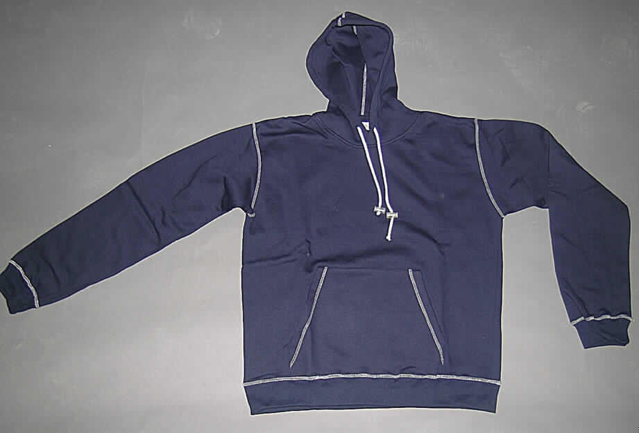 Blousonähnliches Kleidungsstück für Männer, sog. Kapuzensweatshirt, Artikel-Nr. 593124, 
Größe 48 / 50, siehe Abbildung;
- aus 1,6 mm dicken, einfarbigen, innen gerauten Gewirken aus lt. Antrag 
  70 % Baumwolle und 30 % Polyester (synth. Chemiefasern),
- mit einer doppelt gearbeiteten Kapuze, mit einer Überlappung der Kapuzenränder von 
  links über rechts (Männerkleidung); mit eingezogener Kordel,
- ohne Öffnung und ohne Verschluss (somit kein Blouson),
- über die Taille reichend (Rückenlänge: 67 cm),
- mit langen Ärmeln, die mit verengenden, gerippten Bündchen ausgestattet sind und über 
  den unteren Rand des Kleidungsstücks hinausreichen,
- vorn mit einer großen, aufgesetzten Tasche (sog. Kängurutasche) unterhalb der Taille,
- mit einem angesetzten, verengenden, gerippten Bund am unteren Rand,
- aufgrund des Schnitts und der Ausstattung handelt es sich um ein blousonähnliches 
  Kleidungsstück, somit kein Pullover der Position 6110.