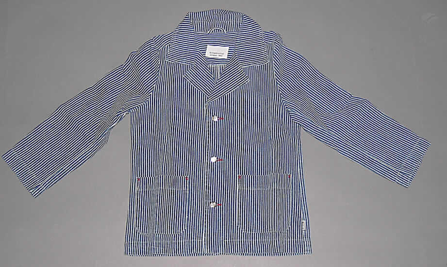 Jacke für Knaben, sog. Blazer gestreift, Artikel-Nr. 593374, Größe 134, siehe Abbildung;
- aus 0,8 mm dicken, buntgewebten Geweben (Streifenmuster) aus lt. Antrag 
  100% Baumwolle,
- ungefüttert,
- über die Taille, aber nicht über den halben Oberschenkel reichend (Rückenlänge: 55 cm),
- mit einem halsnahen Ausschnitt mit Reverskragen,
- vorn durchgehend von links über rechts geknöpft (Knabenkleidung),
- mit langen Ärmeln, an den Ärmelenden gesäumt,
- im Rückenteil zusammengesetzt aus zwei Bahnen, mit Rückensattel, im Vorderteil aus 
  zwei Bahnen; weist aufgrund des Schnitts und des Materials eine gewisse Formfestigkeit 
  auf (u.a. daher kein Hemd),
- mit zwei aufgesetzten Taschen unterhalb der Taille,
- am unteren Rand gesäumt,
- wird nicht als äußerstes Kleidungsstück über jeder anderen Kleidung zum Schutz gegen
  das Wetter getragen, somit kein Kleidungsstück der Position 6201.