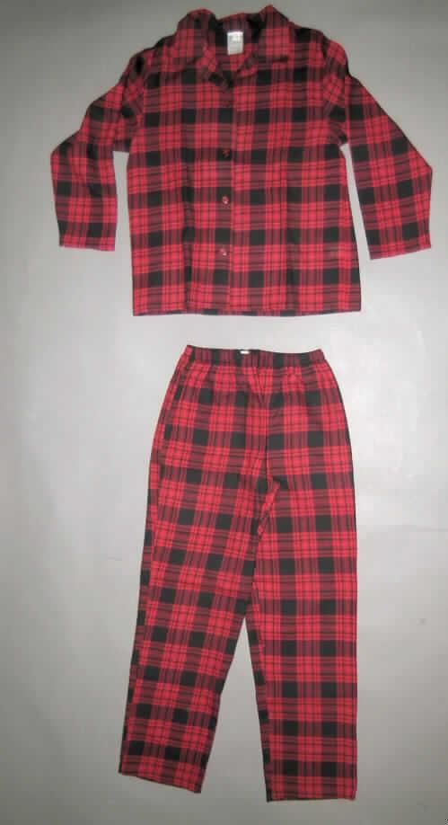 Kombination (Hemdbluse und lange Hose) für Frauen, sog. Damen Pyjama (Art. 33417001), Größe 36/38, 
siehe Foto,
- gemeinsam für den Einzelverkauf aufgemacht,
- aus 0,7 mm dicken, buntgewebten, beidseitig leicht gerauten Flanellgeweben (rot-schwarz-kariert) aus laut 
  Antrag 100 % Baumwolle,
- das Kleidungsstück kann nach den objektiven Merkmalen (insbesondere wegen des Schnitts) unterschiedslos 
  im Bett oder an anderen Orten getragen werden und ist daher nicht dazu bestimmt, ausschließlich oder im 
  Wesentlichen als Nachtkleidung getragen zu werden, somit kein Schlafanzug,
- vollständig aus ein und demselben Flächenerzeugnis hergestellt; gleich in Stil, Struktur, stofflicher Zusammen-
  setzung, Farbe und Größe,
- Oberteil (Hemdbluse): 
  über den Schritt reichend (Rückenlänge: 70 cm); mit Reverskragen; vorn mit einer durchgehenden Öffnung 
  mit Knopfverschluss von rechts über links geknöpft (Frauenkleidung); mit langen Ärmeln, an den Abschlüssen 
  gesäumt; mit einer aufgesetzten Brusttasche; am unteren, geraden Rand gesäumt,
- lange Hose: 
  in der Taille abschließend, mit einem 3 cm breiten, elastischen Taillenbund; ohne Öffnung und ohne Verschluss; 
  mit knöchellangen Hosenbeinen, an den Beinabschlüssen gesäumt.