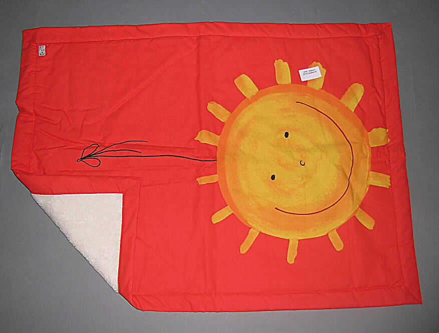 Decke, sog. Kuscheldecke orange, Artikel-Nr. 602462, siehe Foto,
- rechteckig, in den Abmessungen 100 cm x 72 cm,
- bestehend aus zwei aufeinanderliegenden und an den Rändern miteinander vernähten
  Lagen (somit konfektioniert):
-- obere Lage einschließlich Rand: aus 0,4 mm dicken, bedruckten Geweben (orangefarben
   mit Sonnenmotiv) aus lt. Antrag 100 % Baumwolle, 
-- untere Lage: aus 5,1 mm dicken, einfarbigen Plüschgewirken aus lt. Antrag 70 % 
   Baumwolle und 30 % Polyester (synthetische Chemiefasern) mit Floroberfläche aus 
   Baumwolle,
-- lt. ergänzenden Antragsangaben sind beide Flächenerzeugnisse nach dem Wert gleich, 
   somit kann keinem der beiden Flächenerzeugnisse (Gewirke/Gewebe) eine charakterbe-
   stimmende Eigenschaft zuerkannt werden; die Ware ist somit der von den gleichermaßen
   in Betracht kommenden Unterpositionen (6301 3010 und 6301 3090) in der Nomenklatur 
   zuletzt genannten zuzuweisen,
- zur Verwendung als Krabbeldecke oder zum Zudecken von Kindern,
- ohne elektrische Heizvorrichtung,
- nicht handgearbeitet,
- nicht gepolstert (somit keine Bettausstattung der Position 9404).