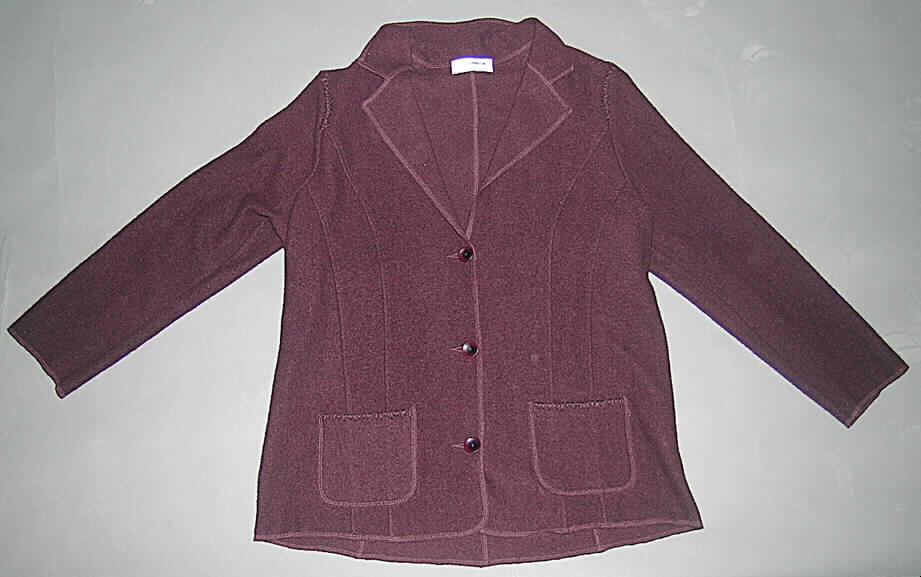 Jacke für Frauen, Modell 429 110, Größe 40, siehe Foto,
- aus 2 mm dicken, einfarbigen Gewirken aus lt. Antrag 100% Wolle,
- über den Schritt reichend (Rückenlänge: 72 cm),
- mit einem V-förmigen Halsausschnitt mit Reverskragen,
- vorn durchgehend von rechts über links geknöpft (Frauenkleidung),
- mit langen Ärmeln; ungefüttert,
- aus zehn Längsbahnen körpernah gearbeitet,
- mit zwei aufgesetzten Taschen unterhalb der Taille (somit u.a. keine Hemdbluse),
- am unteren Rand gesäumt,
- kennzeichnet sich nach Schnitt (körpernah in Längsrichtung zusammengenähte Bahnen)
  und Ausstattung (Taschen) als Jacke, somit keine Strickjacke der Position 6110,
- wird üblicherweise nicht als äußerstes Kleidungsstück über jeder anderen Kleidung getra- 
  gen und bietet keinen Wetterschutz, somit auch kein Kleidungsstück der Position 6102.