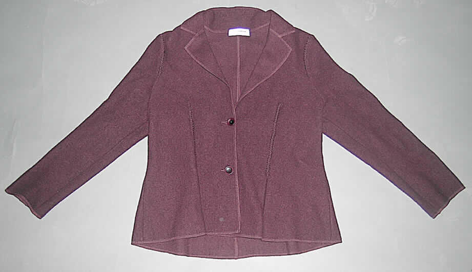 Jacke für Frauen, Modell 394 110, Größe 40, siehe Foto,
- aus 2 mm dicken, einfarbigen Gewirken aus lt. Antrag 100% Wolle,
- über die Taille reichend (Rückenlänge: 65 cm),
- mit einem V-förmigen Halsausschnitt mit Reverskragen,
- vorn durchgehend von rechts über links geknöpft (Frauenkleidung),
- mit langen Ärmeln; ungefüttert,
- aus vier Längsbahnen; im Vorder- und Rückenteil mit Abnähern körpernah gearbeitet,
- am unteren Rand gesäumt,
- kennzeichnet sich nach Schnitt (körpernah in Längsrichtung zusammengenähte Bahnen)
  und Material als Jacke, somit weder eine Hemdbluse der Position 6106 noch 
  eine Strickjacke der Position 6110,
- wird üblicherweise nicht als äußerstes Kleidungsstück über jeder anderen Kleidung getra- 
  gen und bietet keinen Wetterschutz, somit auch kein Kleidungsstück der Position 6102.
