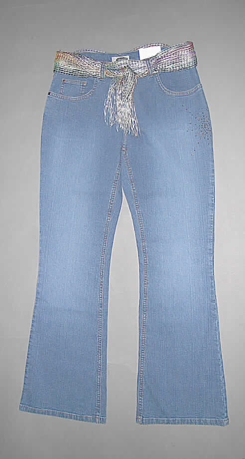 Zweiteilige Warenzusammenstellung, bestehend aus einer langen Hose für Frauen und Bekleidungszubehör (Bindegürtel in Art eines Schals), sog. Damenhose Bristol, Artikel
0007 001 000, Größe L, siehe beigefügtes Foto,
- in gemeinsamer Aufmachung für den Einzelverkauf zur Befriedigung eines speziellen 
  Bedarfs zusammengestellt,
- lange Hose (nach Wert und Umfang charakterbestimmend): aus 0,9 mm dicken, 
  buntgewebten, köperbindigen Geweben (Denim) aus lt. Antrag 98% Baumwolle und 2 % 
  Elasthan (synthetische Chemiefasern); in der Taille abschließend; mit Gürtelschlaufen; vorn 
  mit einer Öffnung mit Reißverschluss und Patte von rechts über links (Frauenkleidung), mit 
  Knopfverschluss im Taillenbund; vorn mit zwei eingesetzten, offenen Taschen und einer
  aufgesetzten kleinen Tasche (Five-Pocket-Jeans), hinten mit zwei aufgesetzten,
  offenen Gesäßtaschen; an der linken Hüfte mit aufgeklebten Strassteinchen verziert; mit 
  knöchellangen Hosenbeinen; an den Beinabschlüssen durch Umschlagen und Festnähen 
  gesäumt, 
- Bekleidungszubehör (sog. Bindegürtel, in Art eines Schals): aus 0,5 mm dicken, 
  netzartigen, buntgewirkten Kettengewirken aus Chemiefasern; mit einer Länge von 180 cm 
  und einer Breite von 20 cm; an den Schmalseiten mit Fransen; mehrfach durch die 
  Gürtelschlaufen der langen Hose geführt; wird als Gürtel getragen und durch Verknoten der 
  Enden geschlossen, konfektioniert.