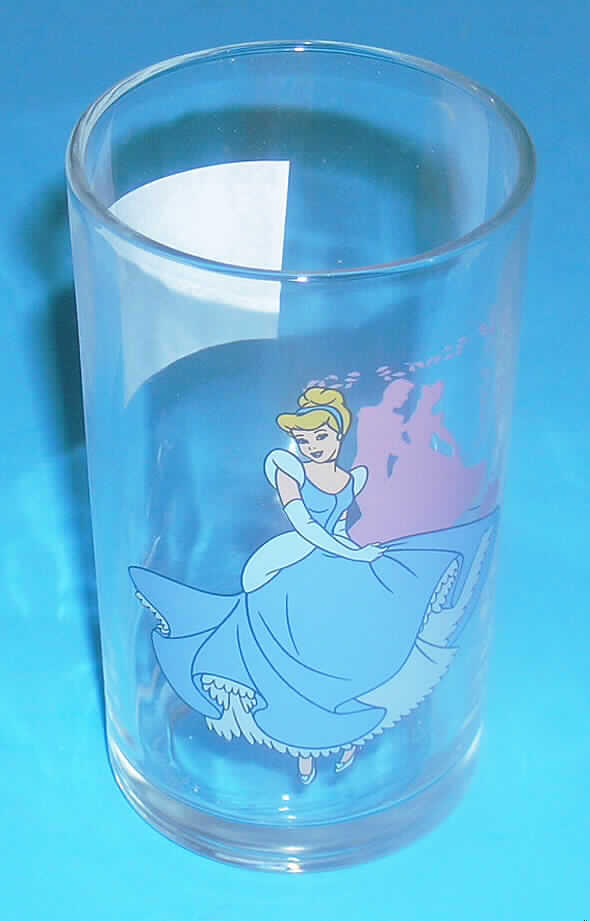 Glasware zur Verwendung bei Tisch, Trinkglas, Art.-Nr. 001, siehe Foto, 
- Trinkglas mit Druckmotiv, 
- augenscheinlich aus gewöhnlichem Glas, 
- mechanisch gefertigt (mechanische Glasentnahme, lt. Antrag), 
- ohne Stiel
- mit einem abgerundeten oberen Rand, 
- mit einem Motiv bedruckt, somit anders (weitergehend) bearbeitet, 
- mit einer Höhe von ca. 10,5 cm und einem oberen Durchmesser von ca. 6,2 cm.