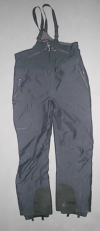 Latzhose für Männer, sog. Berg + Skihose  Art # 3318, Größe XL, siehe Foto,
- überwiegend aus einem 0,5 mm dicken, dreilagigen Flächenerzeugnis:
  -- mit einer charakterbestimmenden Außenlage aus einfarbigen Geweben, 
  -- einer Zwischenlage aus Kunststofffolie, die im Querschnitt nicht mit bloßem Auge
     wahrnehmbar ist (Flächenerzeugnis keine Meterware der Position 5903), 
  -- und einer Innenlage aus einfarbigen Gewirken;
- mit einem Vorder und Rückenlatz aus 0,9 mm dicken, einfarbigen Geweben (teilweise 
  doppelt gearbeitet oder mit einem netzartigen Futter unterlegt);
  alle Flächenerzeugnisse aus lt. Antrag 100% synthetischen Chemiefasern;
  mit elastischen, verstellbaren Trägern,
- vorn mit einer vom oberen Rand des Latzes bis etwa zum Schritt reichenden Öffnung 
  mit Reißverschluss, verdeckt von einer von der Taille bis zum Schritt reichenden, 
  von links auf rechts überlappenden Patte (Männerkleidung), mit Klett- und 
  Druckknopfverschluss,
- vorn unterhalb der Taille und im Vorderlatz mit zwei eingesetzten Taschen 
  mit Reißverschluss,
- im unteren Teil an den Innenseiten der Hosenbeine mit einem aufgesetzten
  Gewebezuschnitt aus mit Kunststoff (kein Zellkunststoff) überzogenen Geweben 
  (Meterware der Pos. 5903),
- mit über die gesamte Länge der Hosenbeine (Außenseite) und bogenförmig 
  über das Gesäß verlaufenden Reißverschlüssen,
- mit knöchellangen Hosenbeinen, an den Abschlüssen mit einer kurzen 
  Klettverschlusslasche; innen mit einem eingenähten, seitlich zu öffnenden Schneefang 
  mit Klett- und Druckknopfverschluss, der zusätzlich mit einem Haftband und zwei 
  Schlaufen ausgestattet ist.