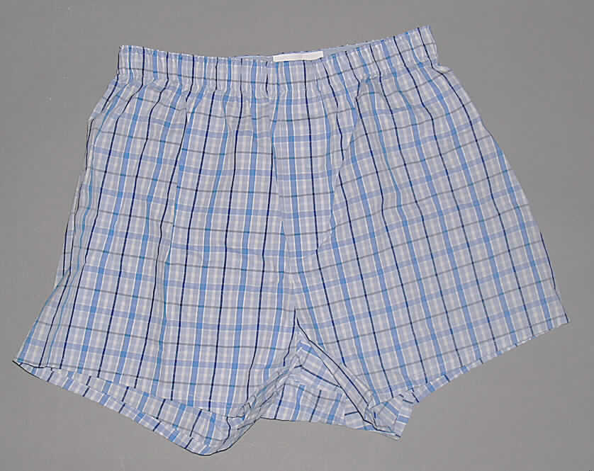 Unterhose für Männer, sog. Herren-Boxershort, Order: 142717, Artikel: 811895, Größe 6, siehe Foto,
- aus 0,3 mm dicken, buntgewebten Geweben (blau-kariert) aus lt. Antrag 100 % Baumwolle,
- in der Taille abschließend, mit einem durchgehenden, elastischen Bund,
- vorn mit einer unterhalb des Taillenbundes beginnenden Eingriffsöffnung mit Überlappung
  und innenliegendem Knopfverschluss von links auf rechts (Männerkleidung),
- im Gesäßbereich mit einem erweiternden Einsatz,
- weit geschnitten,
- mit kurzen Hosenbeinen, 
- an den Beinabschlüssen gesäumt,
- kennzeichnet sich aufgrund des Schnitts und der Ausstattung als Unterhose, somit keine
  kurze Hose der Position 6203.