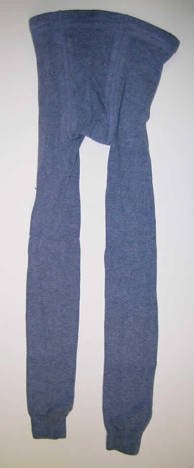 Strumpfhose ohne Fußteil, sog. Leggins (Modell 86430), in Kindergröße ab Größe 92 (damit nicht für Kleinkinder), siehe Foto,
- aus 1,2 mm dicken, melierten Gewirken aus laut Antrag 98% Baumwolle und 2% Elastan 
  (Elastomergarn; synthetische Chemiefasern),
- in der Taille abschließend, mit einem 2 cm breiten elastischen Bund,
- ohne Öffnung und ohne Verschluss, 
- im Strumpfbereich nahtlos gewirkt; mit knöchellangen Hosenbeinen, ohne Fußteil,
- an den Beinabschlüssen mit angewirkten, 4 cm breiten, verengenden Bündchen,
- mit Überwendlichnaht im Höschenteil,
- kennzeichnet sich nach Verwendungszweck, Herstellungsweise und Ausstattung als 
  Strumpfhose ohne Fußteil, somit weder eine lange Hose der Position 6104 noch eine lange 
  Unterhose der Position 6108.
