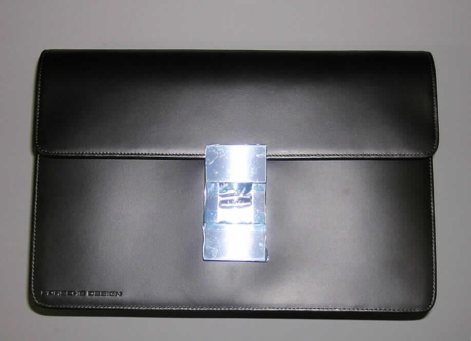 Handtasche, sog. Herrentasche, siehe Photo,
- mit einer Außenseite aus Leder (lt. Antragsangaben),
- mit Abmessungen von ca. 26 x 17 x 6 cm,
- mit einer Handtrageschlaufe,
- mit einem Vorfach mit dreiseitig umlaufendem Reißverschluss, eine Ringbuchmechanik
  und diverse Einsteckmöglichkeiten enthaltend,
- Hauptfach mit einem Zahlenschloss aus unedlem Metall,
- innen nicht weiter unterteilt, mit seitlichen Einsteckmöglichkeiten,
- gefüttert,
- augenscheinlich nicht handgearbeitet,
- in einem handelsüblichen einfachen Beutel aus Spinnstoffen und einer Umschließung
  aus Karton verpackt.