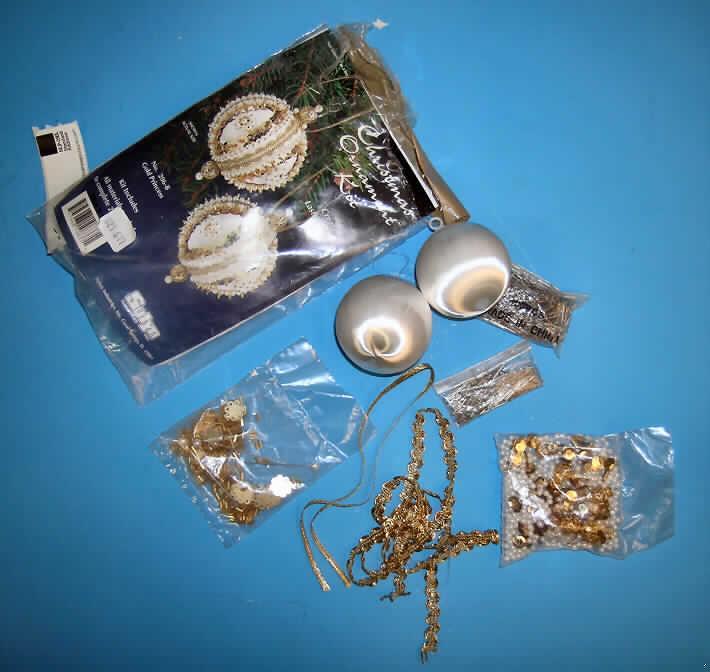 Bastelset zum Gestalten von zwei Dekorationskugeln, sog. Christbaumkugeln 2er Set, siehe
beigefügtes Foto,
- als Warenzusammenstellung in einem Polybeutel für den Einzelverkauf aufgemacht,
- zur Befriedigung eines speziellen Bedarfs (Basteln von Dekorationskugeln) zusammengestellt,
- bestehend aus:
-- zwei anderen konfektionierten Spinnstoffwaren:
--- in Form von Kugeln mit einem Durchmesser von ca. 6 cm,
--- mit einem formgebenden Korpus aus Kunststoff (Styropor), von dem keine Zierwirkung ausgeht,
--- mit einem Überzug aus Garnen aus Spinstoffen,
--- mit einer Aufhängevorrichtung aus Kunststoff,
--- durch Zusammenfügen konfektioniert,
--- nicht handgearbeitet,
--- im Hinblick auf den Umfang und das Erscheinungsbild verleihen die Garne aus Spinnstoffen den
    Waren ihren wesentlichen Charakter (somit keine Waren der Position 3926),
--- ohne wesentliche raumbezogene Funktion, somit keine Waren zur Innenausstattung der Position
    6304,
-- einem Band aus Geflechten aus Spinnstoffen; mit einer Breite von ca. 0,3 mm und einer Länge
   von ca. 40 cm; an den Schmalseiten lediglich geschnitten; nicht konfektioniert,
-- zwei Bändern aus Gewirken aus Spinnstoffen; mit einer Breite von ca. 0,8 mm und einer Länge
   von ca. 50 cm; an den Schmalseiten lediglich geschnitten; nicht konfektioniert,
-- einer Vielzahl von Nägeln:
--- aus Eisen oder Stahl,
-- einer Vielzahl von Glaskurzwaren:
--- in Form von ca. 0,5 mm langen Glasröhrchen,
-- einer Vielzahl von Pailletten aus Kunststoff:
--- in Form von flachen Scheiben mit einem Durchmesser von 1,3 mm bzw. 0,8 mm,
-- einer Vielzahl von Perlen aus Kunststoff:
--- mit einem Durchmesser von 0,4 mm,
-- vier Ziergegenständen aus unedlem Metall:
--- in Form von Kugeln mit einem Durchmesser von ca. 1,2 cm,
-- vier Nägel:
--- aus Eisen oder Stahl mit einem kugelförmigen Kopf aus Kunststoff,
-- einer Anleitung aus Papier,
- insbesondere nach dem Umfang und der Bedeutung in Bezug auf die Verwendung verleihen die
  anderen konfektionierten Spinnstoffwaren der Warenzusammenstellung ihren wesentlichen
  Charakter,
- kein Festartikel (Weihnachtsartikel) der Position 9505, da die fertigen Waren keine klassischen
  Christbaumkugeln darstellen und auch nicht mit weihnachtlichen Motiven gestaltet sind, 
- kein Spielzeug der Position 9503, da die Herstellung der Dekorationskugeln keine spielerische 
  Tätigkeit darstellt.