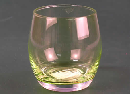 Glasware zur Verwendung bei Tisch, Trinkglas, sog."Teelichthalter aus Glas", siehe Foto, 
- Trinkglas (Bowleglas), 
- augenscheinlich aus grün durchgefärbtem, gewöhnlichem Glas, 
- mechanisch gefertigt, 
- ohne Stiel,
- mit einem abgerundeten oberen Rand, 
- nicht anders (weitergehend) bearbeitet, 
- mit einer Höhe von ca. 8 cm und einem oberen Durchmesser von ca. 6 cm.