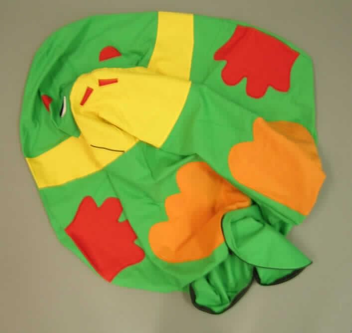 Ware zur Innenausstattung (Sitzsackhülle), siehe Foto,
- aus 0,4 mm dicken, einfarbigen Geweben aus laut Antrag 65% Baumwolle und 
  35% Polyester (synthetische Chemiefasern),
- durch Zusammennähen konfektioniert; mit einfarbigen Gewebezuschnitten versehen,
- in Form eines stilisierten Vogels, mit einer annähernd runden, den Boden berührenden
  Grundfläche mit einem Durchmesser von ca. 48 cm und in den Abmessungen (flachliegend)
  von ca. 90 cm x 80 cm,
- ohne Füllung; am Bodenteil mit einer umlaufenden, fast durchgehenden Öffnung mit
  Reißverschlusss zur Einbringung des Inletts ausgestattet, 
- kennzeichnet sich nach Verwendungszweck, Material, Abmessung und Farben als Ware
  zur Innenausstattung,
- kein unfertiges Sitzmöbel der Position 9401, u.a. da der "gefüllte" Sitzsack in Abmessung
  und Form nicht der Körperhaltung eines Menschen beim Sitzen angepasst ist,
- wird auch nicht vom Warenkreis der Position 9403 erfasst.