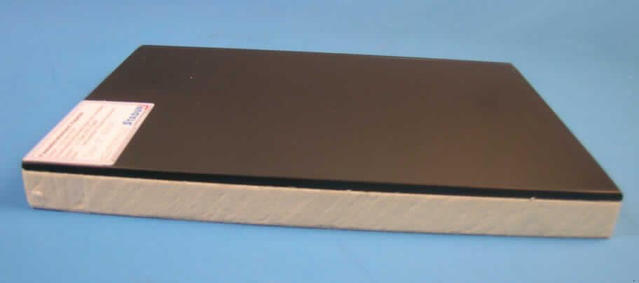 Platten zu Bauzwecken aus Glas, lt. Antrag "  Fapatec Fassadenelemente", siehe Foto, lt. Beschreibung und Warenmuster,
- in Form von Platten verschiedener Formate (400 x 400 mm bis 4000 x 2000 mm), aus 
  verschiedenen Stoffen zusammengesetzte Ware, bestehend aus:
- - vorgespanntem Einschichten-Sicherheitsglas oder Mehrschichten-Sicherheitsglas 
    (Frontseite), einseitig emailliert, 6, 8 oder 10 mm dick,
- - - mit geschliffenen Kanten,
- - Polystyrolschaum, Kunststoff i. S. der Anmerkung 1 zu Kapitel 39,
- - Aluminium- bzw. Stahlblech oder eine Hart-PVC Tafel als Abdeckung an der Rückseite,
- das Einschichten- oder Mehrschichten-Sicherheitsglas bestimmt im Hinblick auf die 
  Verwendung den wesentlichen Charakter der aus verschiedenen Stoffen zusammen- 
  gesetzten Ware,
- mit einer Gesamtdicke von 10 bis 120 mm,
- zur Verwendung als Element in der Fassadenverkleidung von Gebäuden (alterungs- und 
  temperaturbeständig, pflegeleicht, hohe Stabilität);
- keine Ware der Pos. 7003 bis 7005, da weitergehend bearbeitet (Kanten geschliffen),
- keine Ware der Pos. 7006, da in Verbindung mit anderen Stoffen (Polystyrolschaum,
  Aluminium- bzw. Stahlblech oder PVC auf der Unterseite),
- keine Ware der Pos. 7007, da keine Verwendung im Sicherheitsbereich.