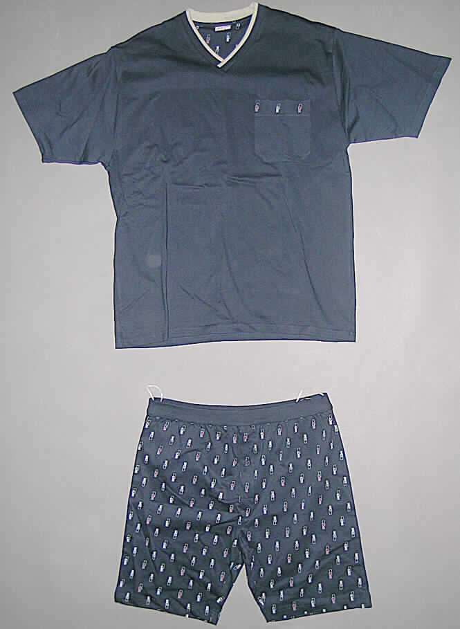 Vierteilige Zusammenstellung (2 Schlafanzüge für Männer), sog. Herrenschlafanzüge, Artikel
812797, Order 143551, Größe 50, siehe Fotos, 
- laut ergänzenden Antragsangaben gemeinsam für den Einzelverkauf aufgemacht;
- aus 0,5 mm dicken, einfarbigen bzw. bedruckten Gewirken aus laut Antrag 100 % Baum- 
  wolle;
- Schlafanzug für Männer: 
-- Oberteil (einfarbig); etwa bis zum Schritt reichend (Rückenlänge: 73 cm); 
   mit V-förmigem Ausschnitt mit kontrastfarbener Randeinfassung, deren Ränder von links 
   auf rechts überlappen (Männerkleidung); mit kurzen, an den Enden gesäumten Ärmeln; mit 
   Brusttasche mit im Alloverdruck bedruckter Eingriffsblende; am unteren Rand gesäumt,
-- kurze Hose (im Alloverdruck bedruckt): in der Taille abschließend, mit einem durchgehen-
   den, elastischen Taillenbund; darunter mit einer Eingriffsöffnung mit einem Knopf von links 
   auf rechts zu schließen (Männerkleidung); mit kurzen Hosenbeinen, die nicht die Knie 
   bedecken (Seitenlänge: 48 cm), an den Beinabschlüssen gesäumt,
-- nach Schnitt (weit geschnitten), Farbe, Gestaltung (Oberteil: einfarbig / Hose: kleinge- 
   musterter Alloverdruck) und Gesamteindruck erkennbar dazu bestimmt, ausschließlich 
   oder im Wesentlichen als Nachtkleidung im Bett getragen zu werden.