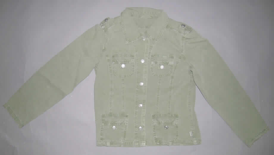 Jacke für Mädchen, sog. Cargojacke Khaki, Art. 593-484, Größe 164/170, siehe Abbildung;
- aus 0,5 mm dicken, einfarbigen Geweben aus lt. Antrag 100% Baumwolle,
- über die Taille reichend (Rückenlänge: 56 cm), 
- mit einem halsnahen Umlegekragen,
- vorn mit einer durchgehenden Öffnung mit Knopfverschluss von rechts über links 
  (Mädchenkleidung), 
- mit zwei aufgesetzten Brusttaschen und zwei aufgesetzten Taschen unterhalb der
  Taille, jeweils mit Patte mit Knopfverschluss, 
- mit langen Ärmeln, an den Ärmelenden gesäumt,
- mit Schulterklappen mit Druckknopfverschluss,
- in Bahnen formstabil und körpernah gearbeitet, u.a. damit keine Hemdbluse der 
  Position 6206,
- nicht gefüttert,
- am unteren Rand durch Umschlagen und Festnähen gesäumt, 
- wird u. a. aufgrund des körpernahen Schnitts üblicherweise nicht als äußerstes Kleidungs- 
  stück über jeder anderen Kleidung getragen und bietet keinen Wetterschutz (somit kein 
  Kleidungsstück der Position 6202).