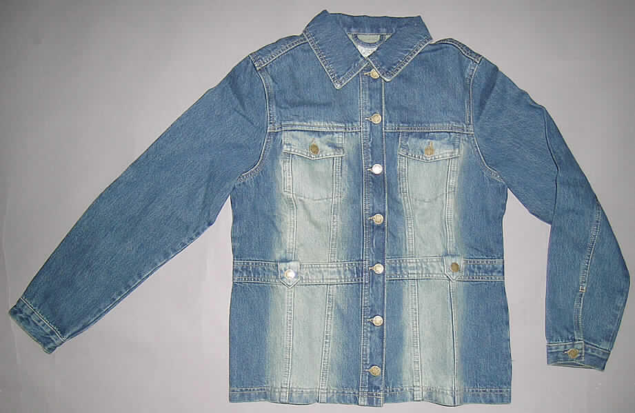 Jacke für Frauen, sog. Jeansjacke, Art. 593-254, Größe 40, siehe Abbildung;
- aus 1,1 mm dicken, festen, buntgewebten Geweben aus lt. Antrag 100% Baumwolle,
- über die Taille reichend (Rückenlänge: 64 cm), 
- mit einem halsnahen Umlegekragen,
- vorn mit einer durchgehenden Öffnung mit Knopfverschluss von rechts über links 
  (Frauenkleidung), 
- mit zwei eingesetzten Brusttaschen mit Knopfverschluss, 
- mit langen Ärmeln, mit manschettenartigen Abschlüssen,
- in Bahnen formstabil und körpernah gearbeitet, u.a. damit keine Hemdbluse der 
  Position 6206,
- nicht gefüttert,
- am unteren Rand durch Umschlagen und Festnähen gesäumt, 
- wird u. a. aufgrund des körpernahen Schnitts üblicherweise nicht als äußerstes Kleidungs- 
  stück über jeder anderen Kleidung getragen und bietet keinen Wetterschutz (somit kein 
  Kleidungsstück der Position 6202).