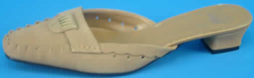 Freizeitschuhe für Frauen - siehe Bild
- mit Laufsohlen aus Kunststoff,
- mit Oberteil (geschlossenes Blatt) aus Leder,
- ohne Metallschutz in der Vorderkappe,
- nicht den Knöchel bedeckend,
- mit einer Länge der Innensohle von mehr als 24 cm,
- aufgrund der Schnittführung und Ausstattung nicht für Sportzwecke geeignet.