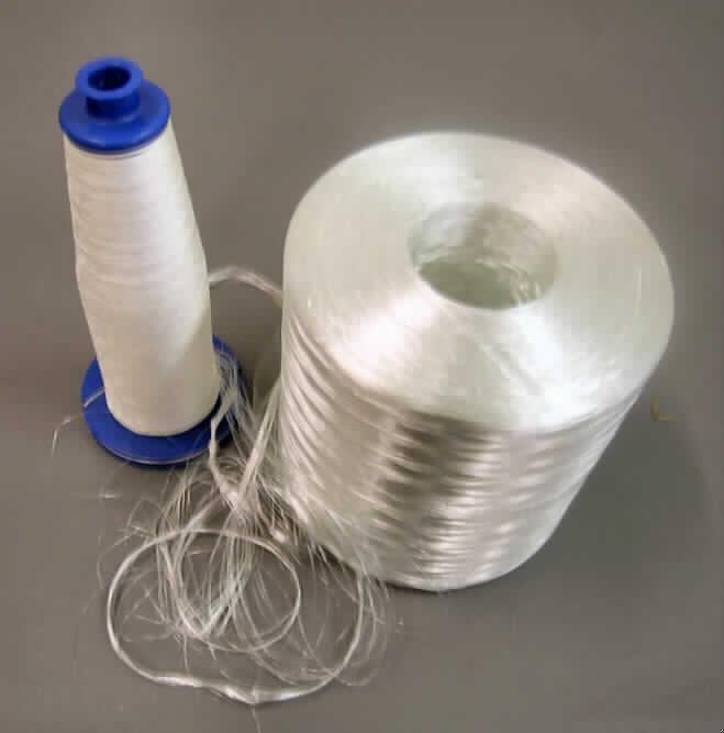 Glasseidenstränge, sog. Spritzrovings, siehe Foto, 
- in Form von weiß-durchsichtigen, parallel liegenden, seidenartigen Filamenten aus 
  Glas, 
- als Meterware auf einer Spule, 
- mit einem Titer von 2400 tex (lt. Anmeldung), 
- nicht umhüllt.