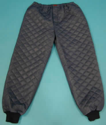 Lange Hose für Männer, sog. Thermo-Hose, Art-Nr. 26902 Turku, siehe Foto,
- aus einem ca. 2,0 mm dicken, dreilagigen, durch Heißbinden abgeteilten Verbunderzeugnis 
  mit einer Außen- und Innenlage aus einfarbigen Kettengewirken aus lt. Antrag 100% Poly- 
  ester (Chemiefasern) und einer Zwischenlage aus Wattierungsstoff (Meterware: Pos. 5811),
- in der Taille abschließend; mit einem durchgehenden, elastischen Taillenbund; vorn unter- 
  halb des Taillenbundes mit einer ca. 15 cm langen Öffnung ohne Verschluss mit Überlap-
  pung von links auf rechts (Männerkleidung),
- mit langen, bis zu den Knöcheln reichenden Hosenbeinen,
- mit verengenden, gerippten Bündchen an den Beinabschlüssen,
- kennzeichnet sich aufgrund der Ausstattung und des Verwendungszweckes (wird als Kälte- 
  schutzkleidung zum Wärmen zwischen Unterwäsche und Oberkleidung getragen) nicht als 
  Unterhose (Unterwäsche) der Pos. 6107.