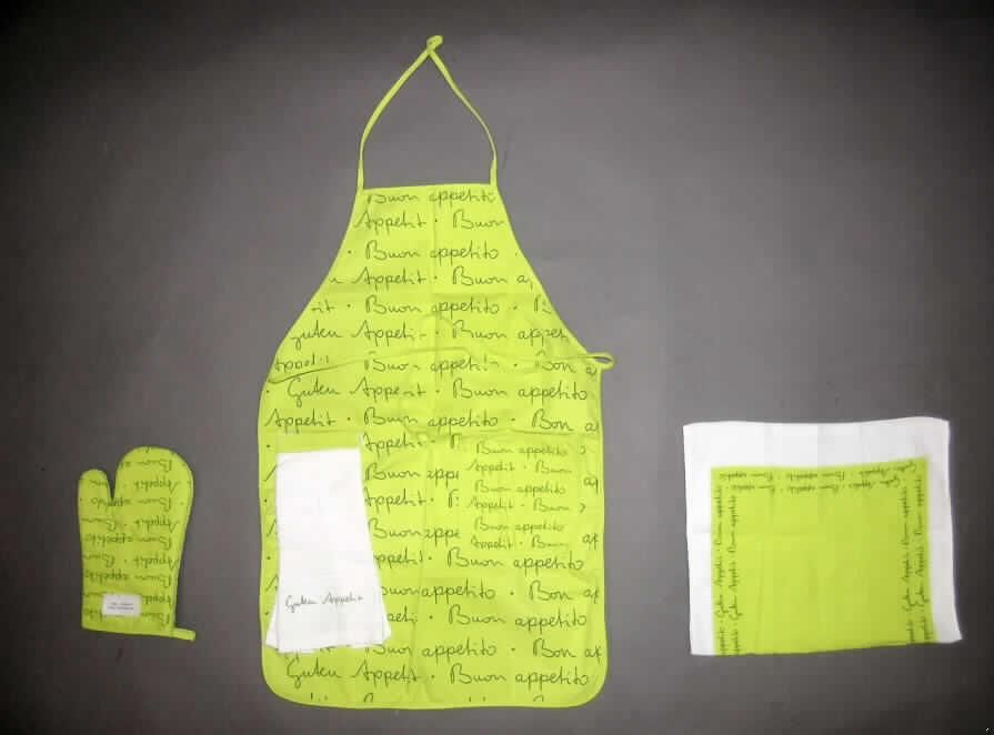 Dreiteilige Zusammenstellung, bestehend aus einer zweiteiligen Warenzusammenstellung, 
die aus einer zusammengesetzten Ware (Schürze mit Küchentuch) und einem Grillhandschuh 
besteht und einem Küchenhandtuch, sog. Schürzen-Set 4tlg., siehe Foto,
- in gemeinsamer Aufmachung für den Einzelverkauf,
- getrennte Einreihung der Warenzusammenstellung und des Küchenhandtuchs, da nicht alle
  Waren der Befriedigung einer speziellen Tätigkeit dienen,
- zweiteilige Warenzusammenstellung zur Ausübung einer bestimmten Tätigkeit:
-- zusammengesetzte Ware (bestehend aus einer Schürze und einem Küchentuch, die mit 
   einem Klett- und Flauschband miteinander verbunden sind):
--- Schürze, den vorderen Teil des Körpers bedeckend:
---- aus 0,5 mm dicken, bedruckten Geweben aus lt. Antrag 100 % Baumwolle,
---- in den Abmessungen: 73 cm x 50 cm und einem Gewicht von ca. 98 g,
---- mit einem Nackenträger und Bindebändern in der Taille,
---- ohne Merkmale auf den Tägerkreis (unisex),
---- mit einer aufgesetzten Tasche,
---- gewährt einen Schutz der Kleidung bei einer hauswirtschaftlichen Tätigkeit,
--- Küchentuch (Küchenwäsche):
---- aus 1,5 mm dicken Frottiergeweben aus lt. Antrag 100 % Baumwolle,
---- in den Abmessungen: 30 cm x 39 cm und einem Gewicht von ca. 32 g,
---- nach dem Umfang und dem Gewicht bestimmt die Schürze den Charakter der zusammenge-
     setzten Ware,
-- Grillhandschuh mit Aufhängeschlaufe: 
--- in den Abmessungen: 26 cm x 17 cm und einem Gewicht von ca. 64 g,
--- mit einer "Innenhand" aus einem abgesteppten Verbunderzeugnis mit einer Außenlage 
    aus Geweben, einer Zwischenlage aus Vliesstoff, einer weiteren Zwischenlage aus 
    Wattierungsstoff und einer Innenlage aus Vliesstoff,
--- mit einer "Außenhand" aus mit einem dreilagigen Flächenerzeugnis (Vliesstoff versteppt  
    mit Wattierungsstoff) unterlegten Geweben,
-- die zusammengesetzte Ware aus Schürze und Küchentuch bestimmt nach dem Umfang und dem 
   Gewicht den Charakter der Warenzusammenstellung.