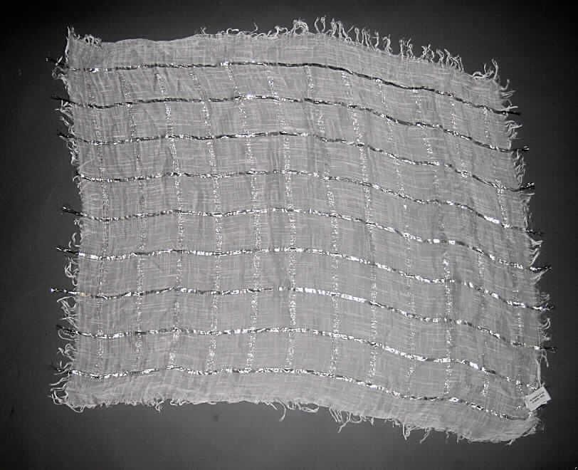 Halstuch, sog. Schal, siehe Foto,
- quadratisch, in den Abmessungen: 90 cm x 90 cm,
- laut Untersuchungsergebnis aus buntgewebten Geweben (daher keine Ware der 
  Position 6117) aus Viskose (künstliche Chemiefasern) und Metallgarnen mit 
  einer Streifenbreite von ca. 1 mm (Spinnstoffe der Position 5605); der 
  Anteil der künstlichen Chemiefasern überwiegt,
- mit Fransen (u. a. daher abgepasst hergestellt und damit konfektioniert),
- nicht handgearbeitet.