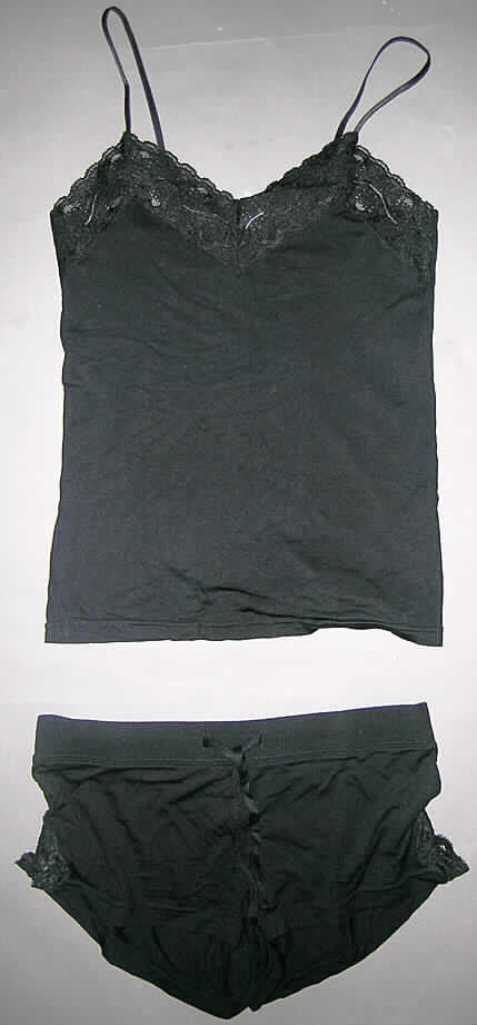 Zweiteilige Zusammenstellung (modisches Unterhemd und kurze Hose), sog. Unterwäsche-Set für Damen, Order 477740-1335, Größe S, siehe Fotos
- gemeinsam in einem Polybeutel für den Einzelverkauf aufgemacht,
- aus 0,5 mm dicken, leichten, einfarbigen Gewirken aus lt. Antrag 100 % Modal 
  (künstliche Chemiefasern),
- keine Kombination, u. a. weil ein Kleidungsstück der Position 6109 (modisches Unterhemd) 
  nicht als Bestandteil einer Kombination zugelassen ist,
- kurze Hose:
-- in der Taille abschließend, mit einem 3,5 cm breiten, doppelt gearbeiteten, festen, 
   elastischen Bund mit einem Zugband,
-- ohne Öffnung und ohne Verschluss; ohne Merkmale, die auf einen bestimmten Trägerkreis 
   hinweisen (unisex),
-- mit sehr kurzen Hosenbeinen in Art einer Boxershorts (Seitenlänge: 19 cm),
-- ohne Hygieneeinlage; im Schritt nicht doppelt gearbeitet, u. a. deshalb kein Slip der 
   Position 6108,
-- in den Seitennähten in der Nähe der Hosenbeinenden mit einem Einsatz aus Wirkspitze
   verziert,
-- an den Beinabschlüssen durch Umschlagen und Festnähen gesäumt.