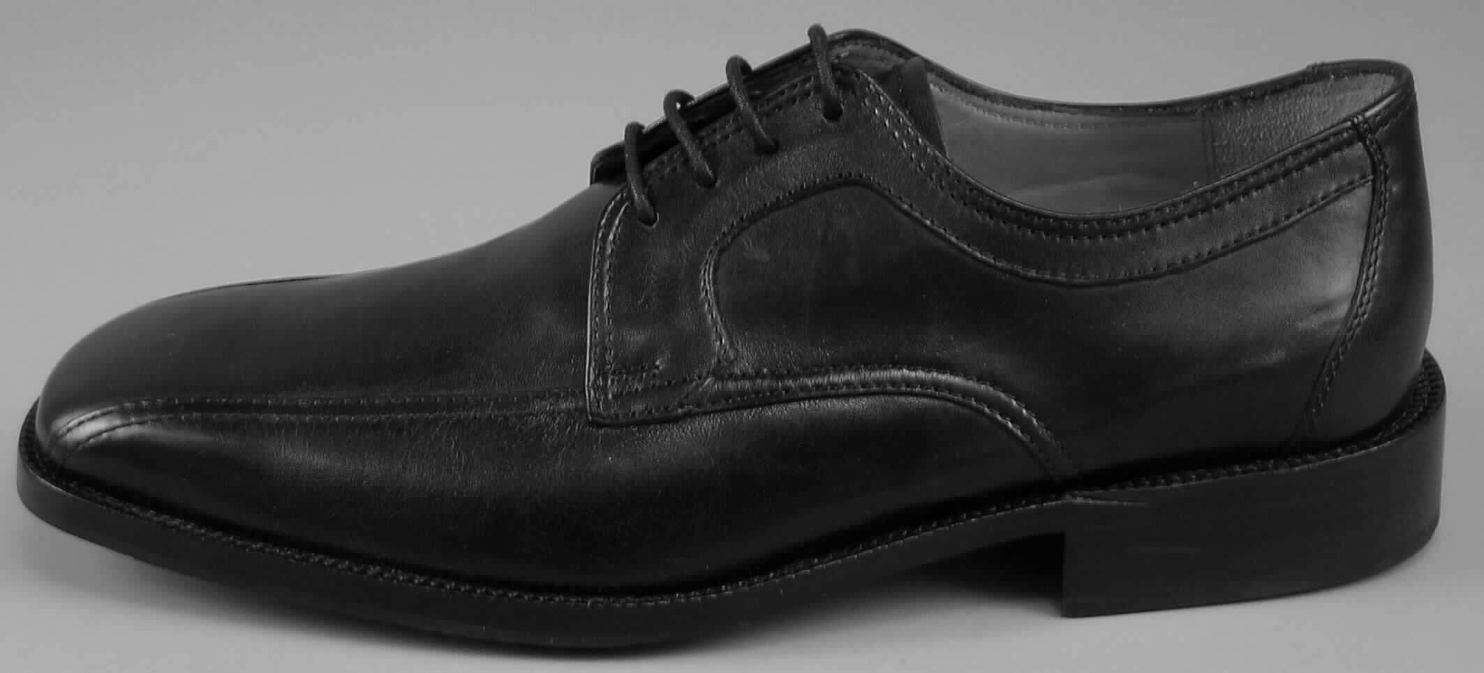 Freizeitschuhe, lt. Antrag: Herren-Schuhe - siehe Bild
- mit Laufsohlen aus Kunststoff (lt. Antrag),
- mit Oberteil aus Leder,
- ohne Metallschutz in der Vorderkappe,
- nicht den Knöchel bedeckend,
- mit geschlossenem Blatt, 
- mit einer Länge der Innensohle von mehr als 24 cm,
- für Männer