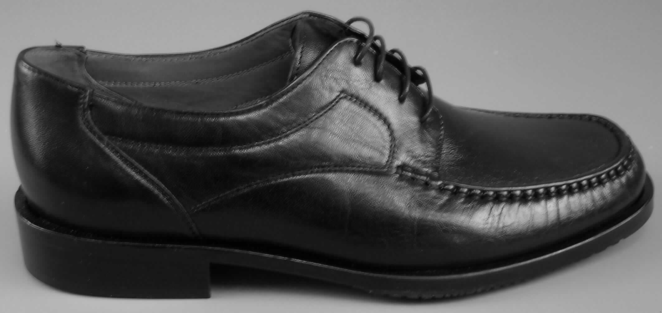 Freizeitschuhe, lt. Antrag: Herrenschuhe - siehe Bild
- mit Laufsohlen aus Kunststoff (lt. Antrag) 
- mit Oberteil aus Leder,
- ohne Metallschutz in der Vorderkappe,
- nicht den Knöchel bedeckend,
- mit geschlossenem Blatt, 
- mit einer Länge der Innensohle von mehr als 24 cm,
- für Männer