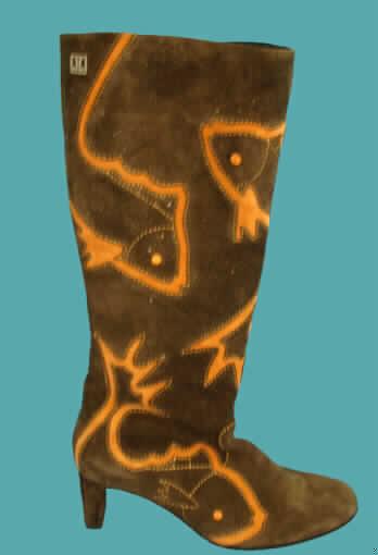 Damenstiefel, laut Antrag "Jette Koi Boot, Artikel 9560 - siehe Foto - 
- mit Laufsohlen
  --  aus Leder, den größten Teil der Berührungsfläche mit dem
      Boden bildend, und
  -- aus Kautschuk (laut Antrag),
- mit Oberteil aus Leder,
- mit geschlossenem Blatt,
- ohne Metallschutz in der Vorderkappe,
- den Knöchel und die Wade bedeckend,
- mit einer Länge der Innensohle von mehr als 24 cm,
- für Frauen (aufgrund von Schnitt, Aussehen und Absatzgestaltung)