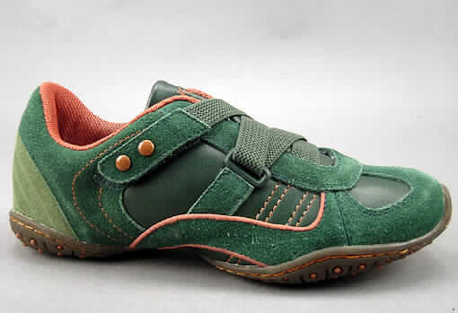 Freizeitschuhe (lt. Antrag Kinder-Halbschuh, Art. 48 028), siehe Foto,
- mit Laufsohlen aus Kautschuk,
- mit Oberteil (geschlossenes Blatt) aus Leder (den größten Teil der Außenfläche bildend)
  und Kunststoff (Spinnstofferzeugnisse mit einer mit bloßem Auge wahrnehmbaren 
  Außenschicht aus Kunststoff),
- mit Verstärkungen aus Leder,
- ohne Metallschutz in der Vorderkappe,
- nicht den Knöchel bedeckend,
- mit einer Länge der Innensohle von weniger als 24 cm,
- mit einem ca. 1,5 cm breiten, flexiblen, zickzackartig über den Spann verlaufenden 
  Spinnstoffband mit Klettverschluss (gewährleistet nicht die für einen 
  trainingsschuhähnlichen Schuh notwendige Stabilität des Fußes im Schuh) versehen.