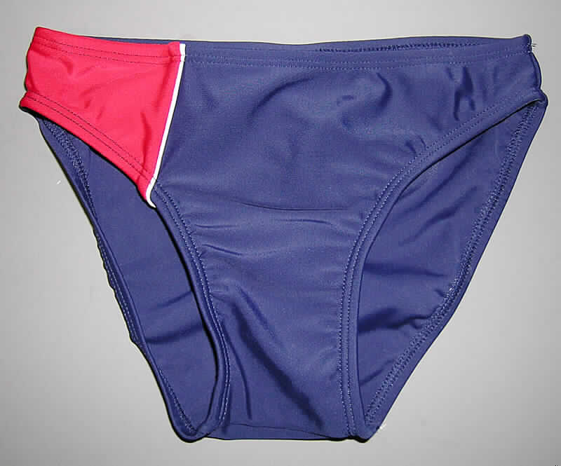 Badehose für Knaben, sog. Badehose für Jungen; Größe 92/98, siehe Foto,
- aus verschiedenen, 0,6 mm dicken, einfarbigen Gewirken aus laut Antrag 82% Polyamid 
  und 18% Elastan (Elastomergarn / beides synthetische Chemiefasern),
- ohne Kautschukfäden; die Elastizität ergibt sich durch die Verwendung von Elastomergarn 
  (Elastan)
- bis zur Hüfte reichend; mit hohen Beinausschnitten,
- im vorderen Bereich mit einem Gewirke unterlegt (Hygieneeinlage); aufgrund der Ausstat- 
  tung erkennbar Knabenkleidung; mit kontrastfarbenen Paspelierungen,
- an den Beinabschlüssen gesäumt,
- das Kleidungsstück lässt nach Schnitt, Material und Ausstattung erkennen, dass es aus- 
  schließlich oder hauptsächlich dazu bestimmt ist, als Badekleidung getragen zu werden,
- stellt sich aufgrund der Größe 92/98 nicht als Kleidung für Kleinkinder dar, daher keine
  Ware der Position 6111.