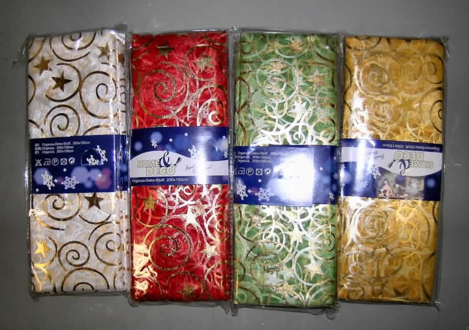 Gewebe (lt. Antrag: "Dekostoff aus Polyester, 4 Farben sortiert, mit Sternmotiv")
- viereckig,
- (lt. Antrag) mit einer Länge von 300 cm und einer Breite von 145 cm,
- mit Webkanten (nicht konfektioniert), 
- aus ungezwirnten, nicht hochfesten Garnen aus synthetischen Filamenten 
  (lt. Untersuchung: 100 GHT Polyamid),
- in Leinwandbindung,
- bedruckt.