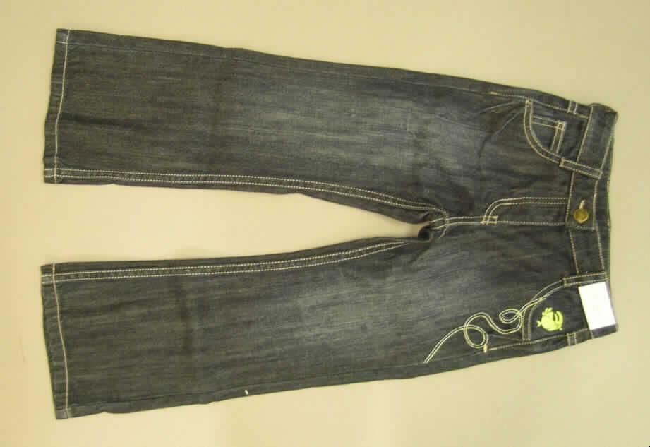 Lange Hose für Mädchen, sog. Jeanshose Öko Mädchen, Artikel-Nr. 597-043, Größe 116, siehe Foto,
- aus 0,9 mm dicken, buntgewebten Geweben (Denim) aus lt. Antrag 100 % Baumwolle,
- in der Taille abschließend mit einem Taillenbund mit Gürtelschlaufen,
- vorn mit einer Öffnung mit Reißverschluss und einer Patte von rechts auf links
  (Mädchenkleidung),
- vorn mit zwei eingesetzten Taschen und einer aufgesetzten kleinen Tasche sowie 
  mit zwei aufgesetzten Gesäßtaschen,
- mit knöchellangen, an den Abschlüssen gesäumten Hosenbeinen.