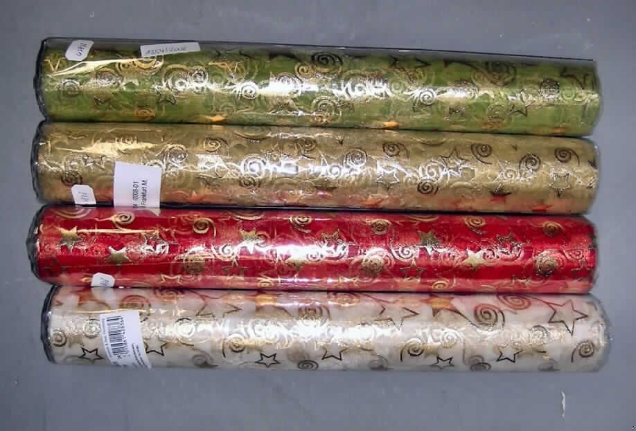 Gewebe (lt. Antrag: "Dekostoff aus Polyester auf Rolle, 4 Farben sortiert, mit Sternmotiv")
- als Meterware (Länge lt. Antrag: 5m),
- (lt. Antrag) mit einer Breite von 36 cm,
- mit gerade geschnittenen Längskanten, somit nicht konfektioniert,
- aus ungezwirnten, nicht hochfesten Garnen aus synthetischen Filamenten 
  (lt. Untersuchung: 100 GHT Polyamid),
- in Leinwandbindung,
- leicht mit Kunststoff getränkt, das Tränken ist mit bloßem Auge nicht wahrnehmbar,
- bedruckt (einseitig, musterbildend mit goldfarbenen Sternen versehen).