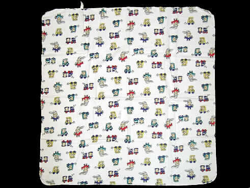 Andere Bettwäsche, sog. Baumwollflauschtücher, siehe beigefügtes Foto,
- aus 0,8 mm dicken, bunt bedruckten (Motiv: Teddybär), beidseitig leicht gerauten Geweben (sog.
  Molton) aus lt. Antrag 100% Baumwolle,
- quadratisch mit abgerundeten Ecken, in den Abmessungen von ca. 80 cm x 80 cm,
- an den Seiten durch Überwendlichnähte gesäumt (damit konfektioniert),
- nicht auf Handwebstühlen hergestellt und nicht nach dem Batik-Verfahren handbedruckt,
- soll lt. Antrag als Wickelunterlage für Babys sowie als Unterlage und als Decke für Kinderwagen
  und Kinderbetten verwendet werden,
- wird üblicherweise regelmäßig gewaschen und kennzeichnet sich nach dem hauptsächlichen
  Verwendungszweck (in Art eines Betttuchs / Laken) und Materialbeschaffenheit als Bettwäsche,
- aufgrund der Art und Dicke des Materials keine Decke der Position 6301,
- aufgrund des Materials (beidseitig geraute Gewebe) und der Verarbeitung (abgerundete Ecken und
  Art des Saums) keine Windel für Kleinkinder im Sinne der Position 6209.
